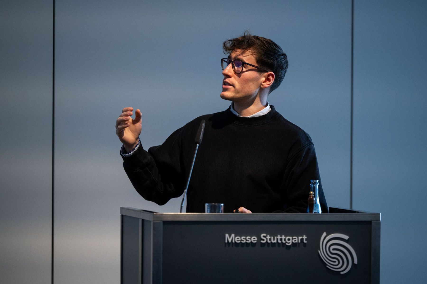 Luca Regner von ahead hält einen Vortrag auf der Messe Stuttgart